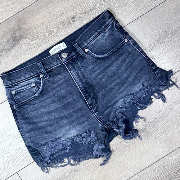 Abercrombie & Fitch Distressed The Mom High Rise Short Gray Wash - Picture 2 of 12